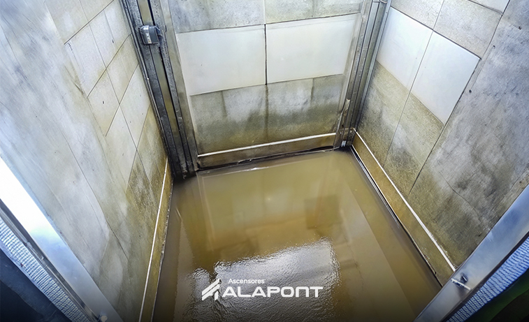 foso de ascensor inundado